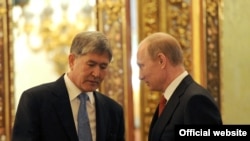 Президент Кыргызстана Алмазбек Атамбаев (слева) и президент России Владимир Путин.