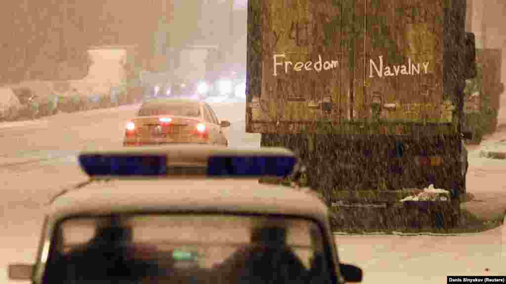 Un semn care exprimă sprijinul pentru Navalnîi, scrijelit pe spatele unui camion de lângă centrul de detenție unde Navalnîi era ținut după arestul său din decembrie 2011. În februarie 2011, Navalnîi, într-un interviu radio, a descris partidul politic al președintelui Vladimir Putin, Rusia Unită, drept „partidul escrocilor și hoților”. 