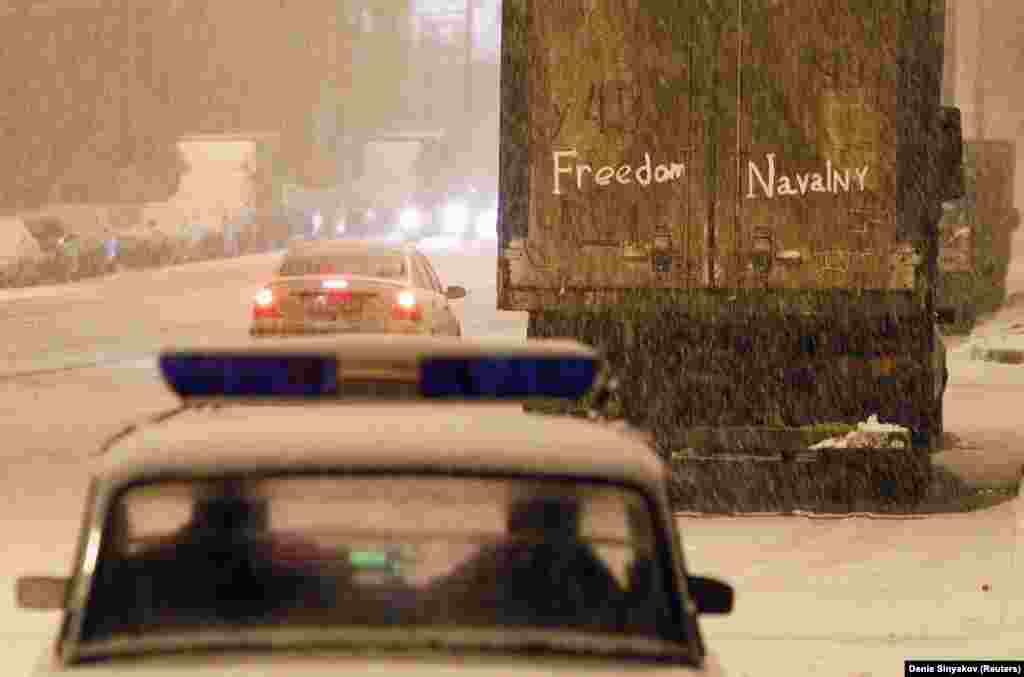 Знак со кој се изразува поддршка за Навални&nbsp; на задниот дел од камионот пред центарот за притвор, каде се наоѓаше Навални по неговото апсење во декември 2011 година. Во февруари 2011 година, Навални во радио интервју ја опиша политичката партија на претседателот Владимир Путин, Единствена Русија, како &bdquo;партија на арамии и крадци&ldquo;. Фразата беше широко прифатена од опозициските групи. &nbsp;