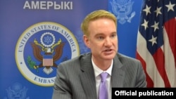 Belarus - U.S. Deputy Assistant Secretary of Defense Michael Carpenter at a news conference in Minsk, 29Mar2016.
