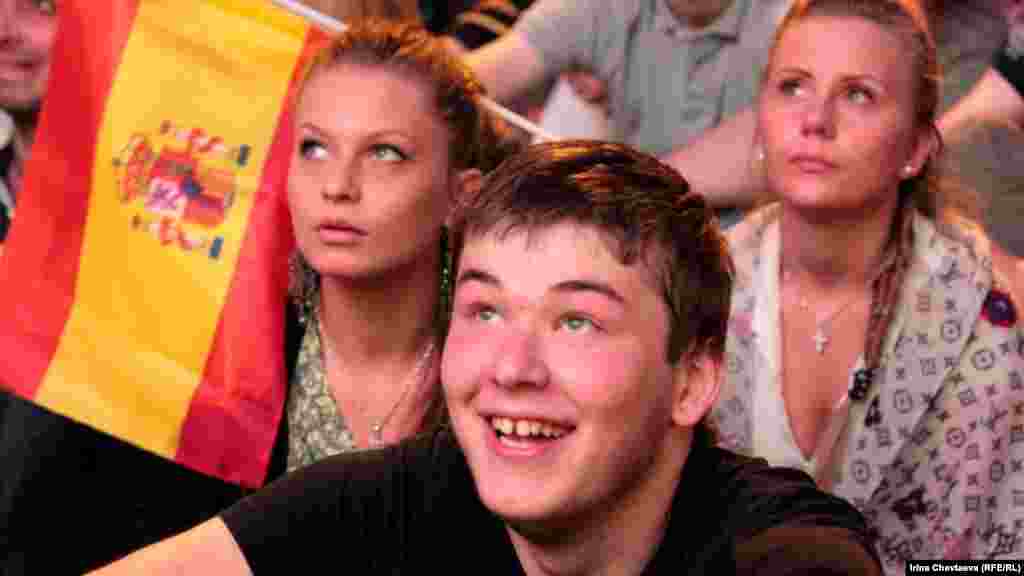 Russian football fans watch the final in Moscow&#39;s Gorky Park.