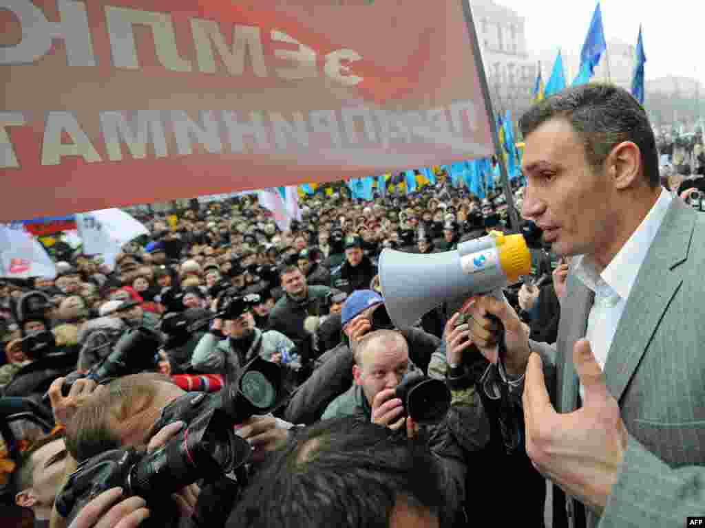 Боксер Виталий Кличко поддерживает протестующих у мэрии Киева 