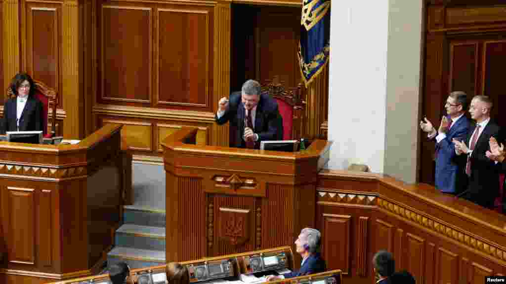 Петро Порошенко після успішного голосування Верховної Ради за зміни Конституції в частині судової реформи. Київ, 2 червня 2016 року БІЛЬШЕ ПРО ЦЕ