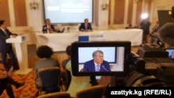 Бывший президент Кыргызстана Алмазбек Атамбаев выступает на пресс-конференции после съезда СДПК, на котором его избрали председателем партии. Бишкек, 31 марта 2018 года.