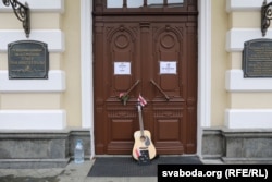 Галоўны ўваход у "Купалаўскі". Жнівень 2020