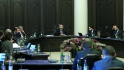 Armenia -- Prime Minister Nikol Pashinian holds a cabinet meeting in Yerevan, April 9, 2020.