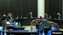Armenia -- Prime Minister Nikol Pashinian holds a cabinet meeting in Yerevan, April 9, 2020.