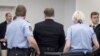Андерс Брейвик под конвоем полиции в суде в Осло