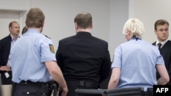 Андерс Брейвик под конвоем полиции в суде в Осло