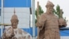 Жәнібек пен Керейдің тұғырына қона алмай тұрған ескерткіштері. Астана, 27 мамыр, 2010 жыл.