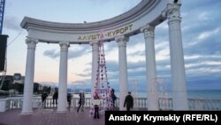Ротонда на набережній в Алушті, архівне фото