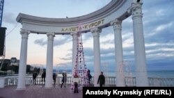 Ротонда на набережной в Алуште, архивное фото