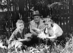 Филипп Иванович Голиков на даче с дочерью и её подругой, начало 40-х годов