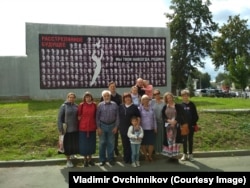 Владимир Овчинников с православными паломниками возле баннера "Расстрелянное будущее"