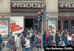 Невский проспект у кинотеатра "Художественный", 1990 год