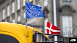 Знамињата на ЕУ и на Данска.