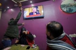 Палестинцы на Западном берегу Иордана следят за выступлением Дональда Трампа. 28 января 2020 года