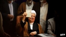 حضور اکبر هاشمی رفسنجانی در ستاد انتخابات وزارت کشور برای ثبت نام در انتخابات ریاست جمهوری سال ۱۳۹۲ 