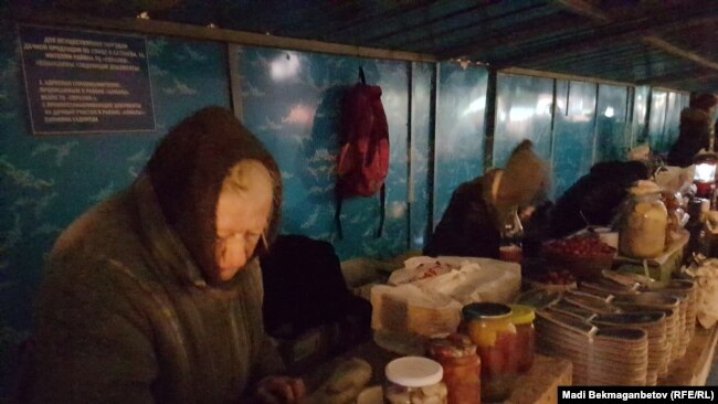 Пенсионеры на рынке в Астане.