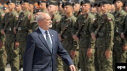 Польша қорғаныс министрі Антони Мацеревич ұлттық резерв күштерінің ант қабылдау рәсімі кезінде. Бранево, Польша. 3 маусым 2016 жыл.