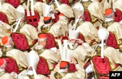 Кардиналы в Ватикане. Франциск всегда, в первую очередь, выделяет "своих".