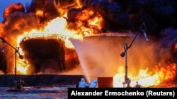 Pompierii sting incendiul izbucnit la un depozit de petrol din Șaktarsk, regiunea Donețk, care se află sub ocupația armatei ruse și a separatiștilor pro-ruși, 27 octombrie 2022.