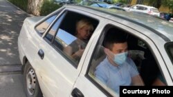 Сот үкімі шыққан соң полиция белсенді Санавар Закированы үйінен тергеу абақтысына алып кетті. Алматы, 15 шілде 2020 жыл.