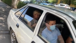 Полицейские увозят активистку Санавар Закирову из дома в СИЗО после обвинительного приговора, по которому она осуждена на год лишения свободы. Алматы, 15 июля 2020 года.
