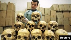 Bosnia-Herzegovina -- Bosnian pathologist Rifat Kesetovic as he examines skulls of victims in a hospital in Tuzla, 28Mar1997