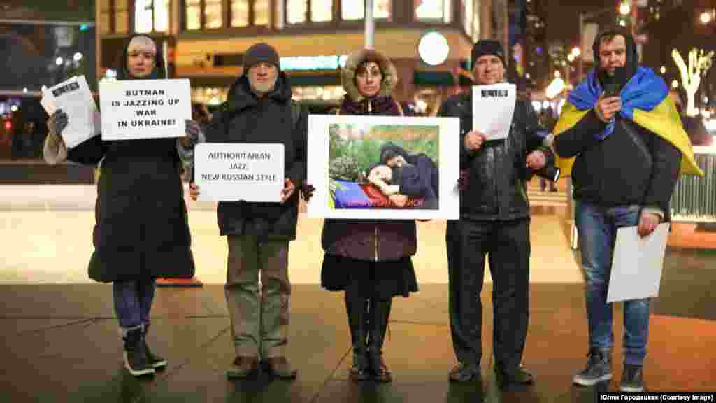 В Нью-Йорке возле &laquo;Линкольн-центра&raquo; 16 января провели акцию протеста против приезда российского джазмена Игоря Бутмана, поддержавшего аннексию Россией Крыма