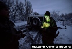 Украинcкие военнослужащие в поселке Травневе, 23 ноября 2017 года