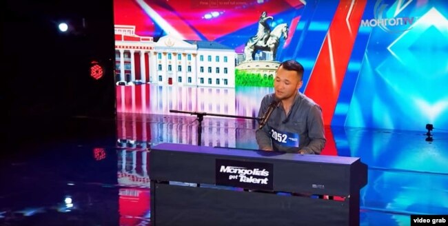 Бердібек Дәулетбекұлының "Mongolia’s got talent" телешоуына қатысып жатқан сәт.