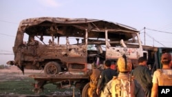 موتری که در یک انفجار در جلال آباد تخریب شده است. Oct. 7, 2019 AP Photo/Wali Sabawoon