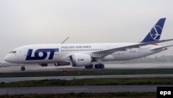 Boeing 787 Dreamliner компании LOT в аэропорту Варшавы, 15 ноября 2012 года