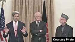 Afghan President Hamid Karzai (right), U.S. Senator John Kerry (left), and Kai Eide, the UN's top envoy to Afghanistan, speaking in Kabul on October 20