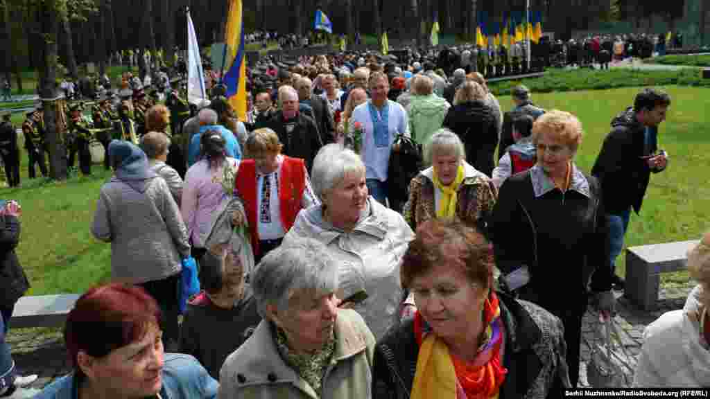 Люди в день пам&rsquo;яті жертв політичних репресій в історико-меморіальному заповіднику &laquo;Биківнянські могили&raquo;