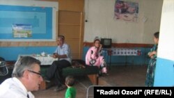 Tajikistan -- Tajik journalists speak with family of Muhammyusuf Ismoilov, Tajik reporter in jail, Dushanbe, 18Aug2011