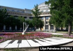 При Владимире Кехмане появились курьезные малые архитектурные формы