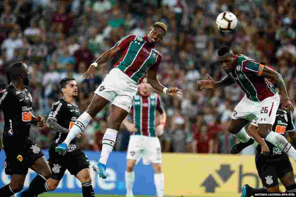 Fluminense's Pablo Dyego (center) vies for the ball with Corinthians' Vagner Love (right) during the Copa Sudamericana soccer match between Brazilian teams Fluminense and Corinthians at Maracana stadium in Rio de Janeiro. (epa-EFE/Antonio Lacerda)