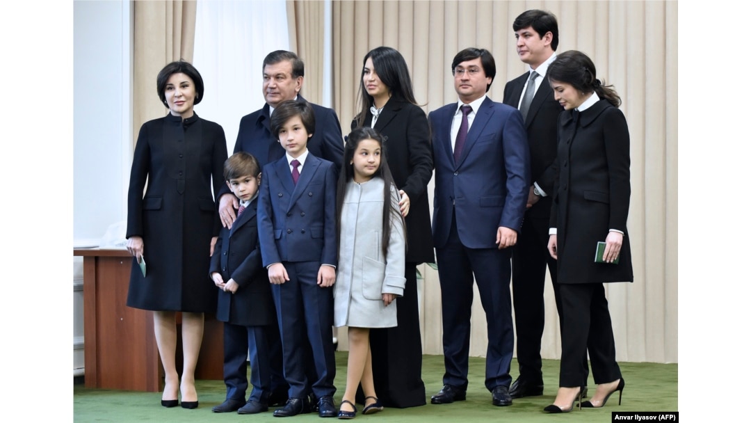 Аузында сиқырмен ұйықтау видеосы Интернетте балалардың көзінше нудистік секс