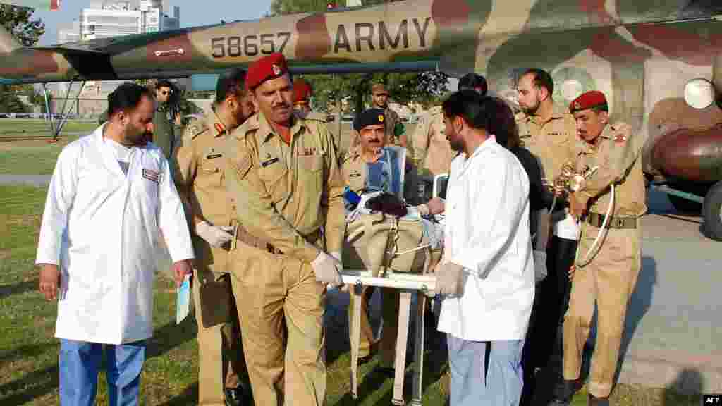 Malala is transported from a helicopter to&nbsp;an army&nbsp;hospital by doctors.