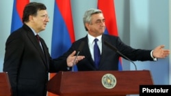 Armenia - President Serzh Sarkisian (R) and European Commission President José Manuel Barroso at a news conference in Yerevan, 1Dec2012.