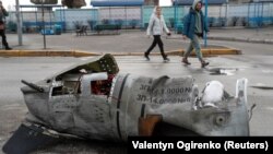 Фрагмэнт расейскай ракеты на кіеўскай вуліцы, 4 сакавіка 2022 г.