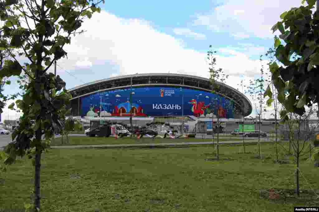 Чемпионат матчлары узачак Казан-Арена футбол стадионындагы зур экранда көне буе шушындый реклам сурәте тора