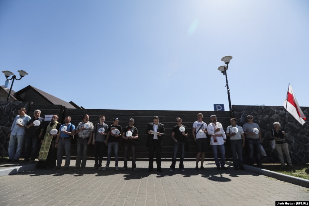 Больш за год працягваецца грамадзкая акцыя пратэсту супраць рэстарану «Поедем Поедим» ля Курапатаў. Актывісты штодня пікетуюць рэстарацыю і тлумачаць наведнікам, што такое Курапаты і чаму нельга забаўляльным установам знаходзіцца ў непасрэднай блізнасьці да месцаў расстрэлаў. 