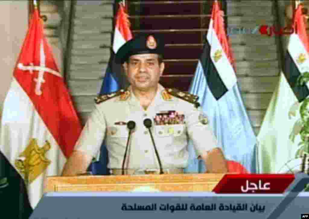 Министр обороны Египта Абдель Фаттах Сиси делает заявление с требованием разрешения политического кризиса в стране. Вскоре после этого президент Мухаммед Мурси смещен со своего поста. 3 июля 2013 года.