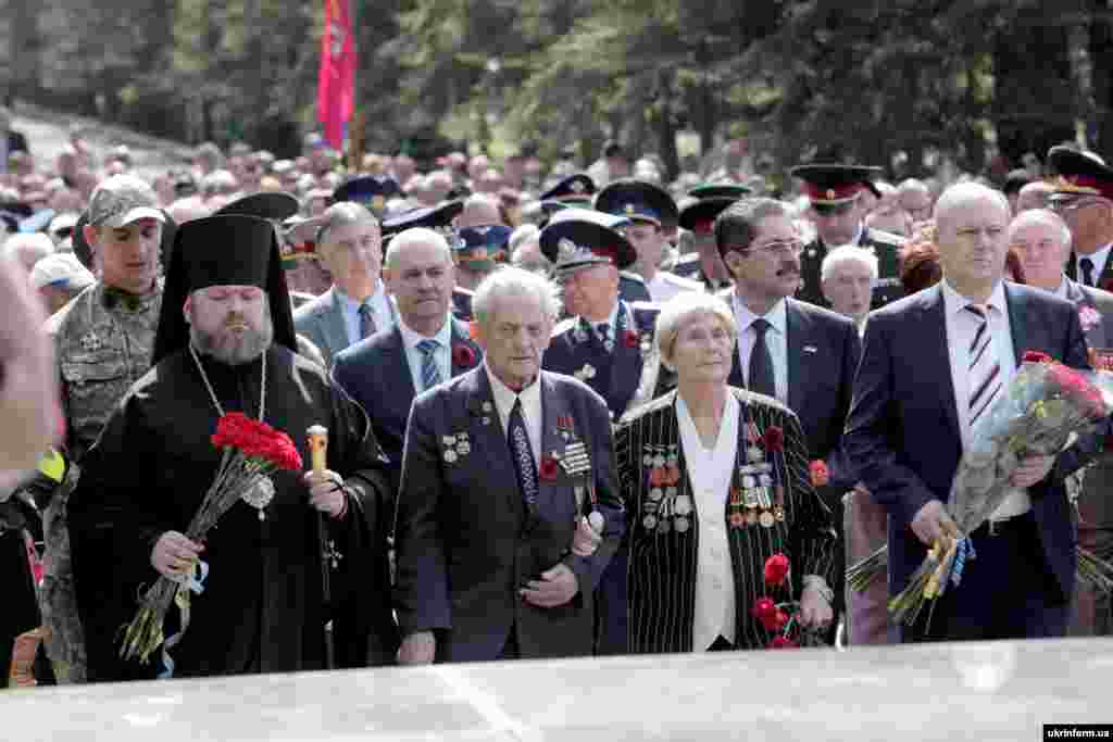 Покладання квітів з нагоди Дня пам&#39;яті та примирення до Меморіалу слави в Лісопарку.&nbsp;Під прапорами України та під звуки українського гімну зібралося близько тисячі ветеранів Другої світової війни, учасників АТО, волонтерів, представників церков, громадськості та місцевої влади. Харків