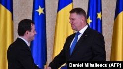 Premierul liberal Ludovic Orban și președintele Klaus Iohannis la investirea noului guvern liberal, 4 noiembrie 2019