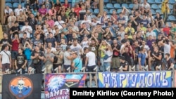 В 15 км от линии фронта с июля 2017 года играет матчи украинской Премьер-лиги местный ФК "Мариуполь", сейчас он имеет лучшую посещаемость домашних матчей в стране.