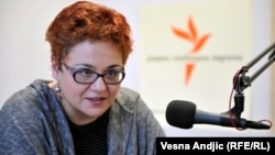 Novinarka Tamara Skrozza u studiju Radija Slobodna Evropa, februar 2016.